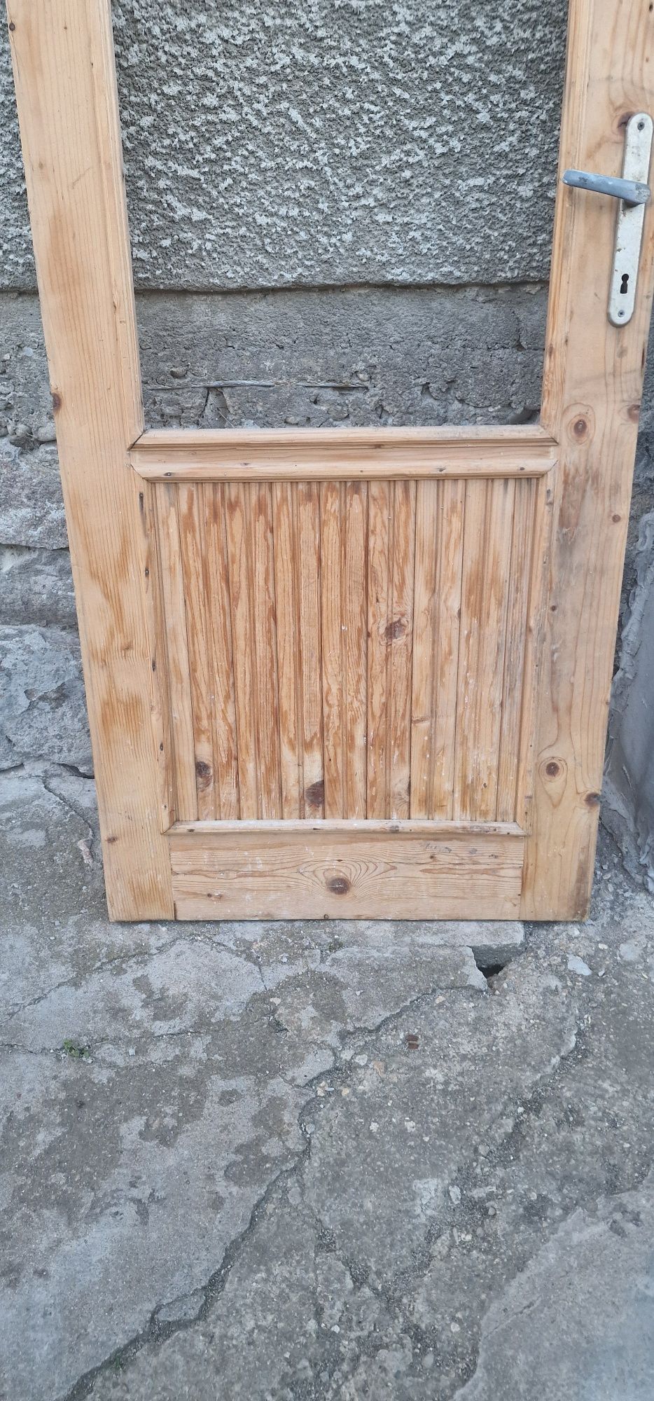 Дървена врата с отвор