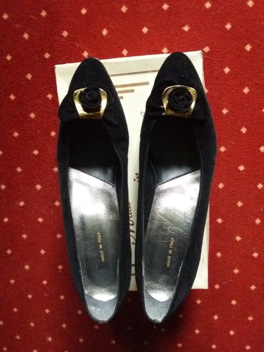 Pantofi NOI piele intoarsa- marime 38- negri, cu accesoriu auriu
