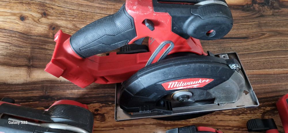 Milwaukee circular pentru metal pe acumulator