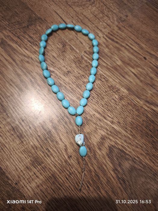 Броеница тюркоаз 
Обработен Балтийски тюркоаз, съчетан с полуобрабо