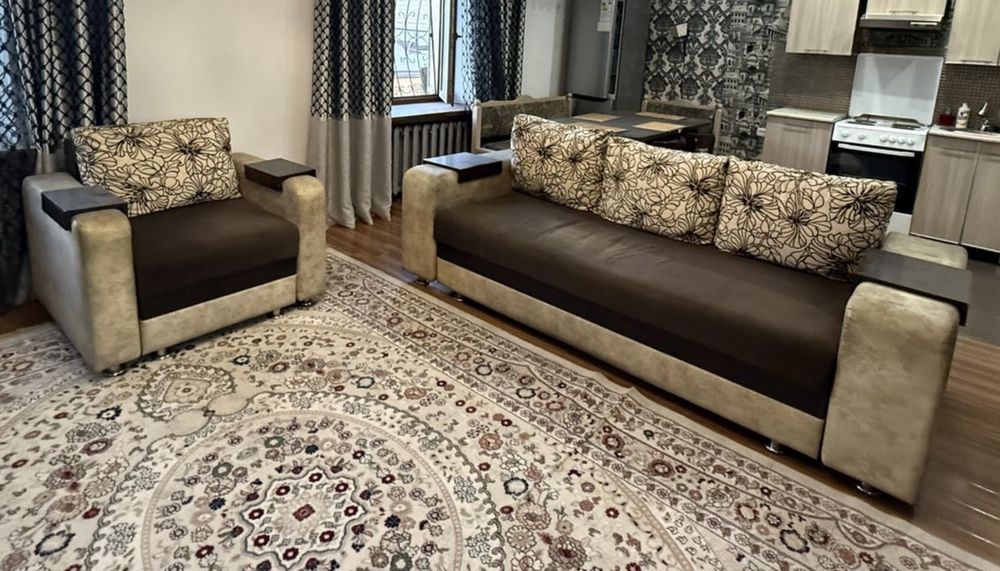 Продам Стильный чистый диван + пуфик