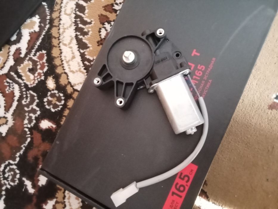 Водительская дверь, стеклоподъёмник новый.