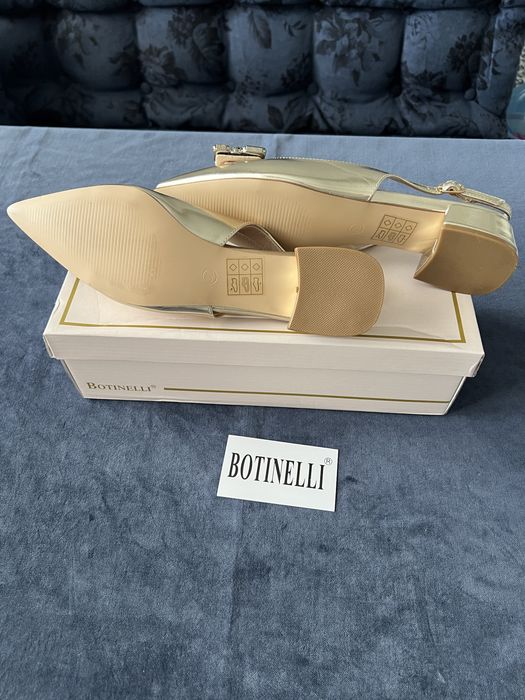 Продавам дамски обувки Botinelli gold color, 38 номер