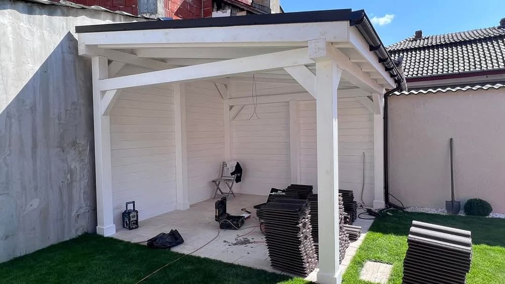 Această construcție din lemn este o terasă, o pergolă și o adăpost pen