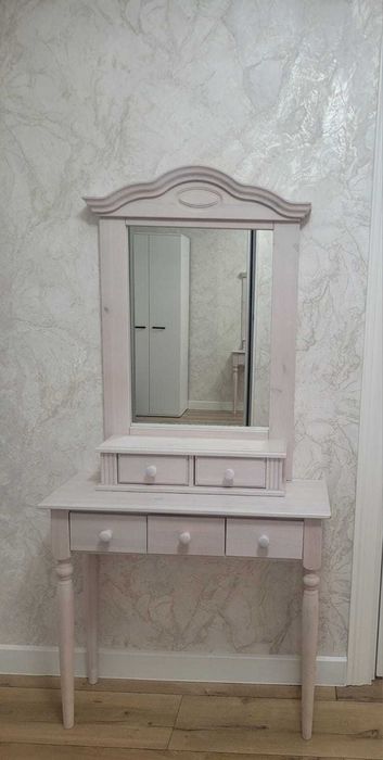 Комод с зеркалом