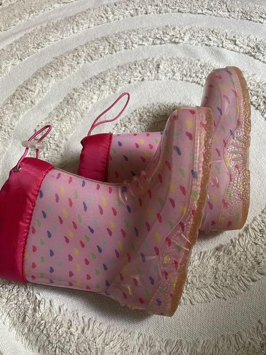 Бебешки дрешки и ботуши за дъжд