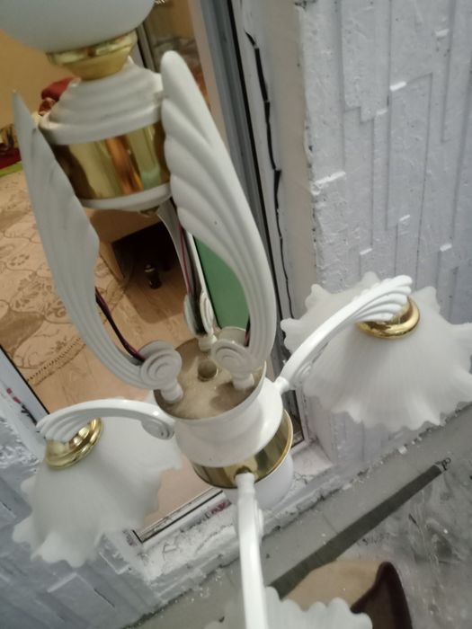 Продаю две люстры.