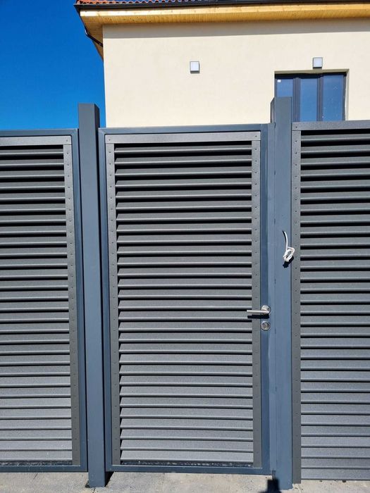 Garduri si porti stil jaluzea, sipca metalica, tabla cutata si plasa