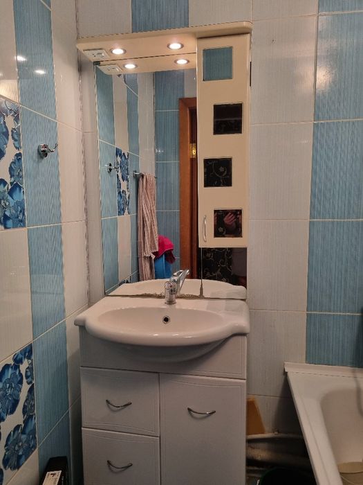 Продам тумбу с раковиной и зеркало