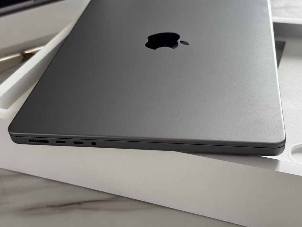 MacBook Pro 14 inch display retina M3 chip -512GB ssd -5 cicluri -100%