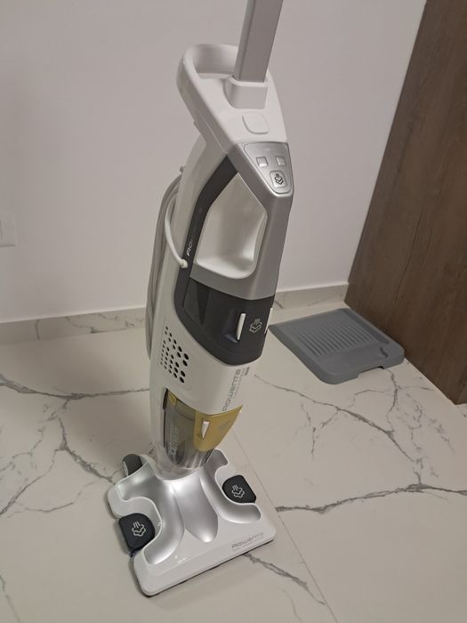 Vând aspirator vertical