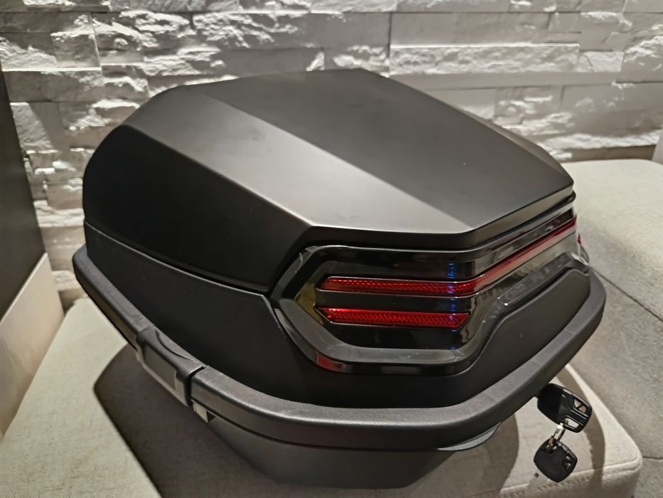 Vând top case nou moto
