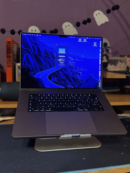 Macbook pro 16"  Space Gray, M1 max, 32gb, 1 tera memorie, ca nou!!