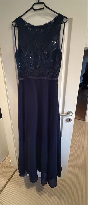 Официална рокля.