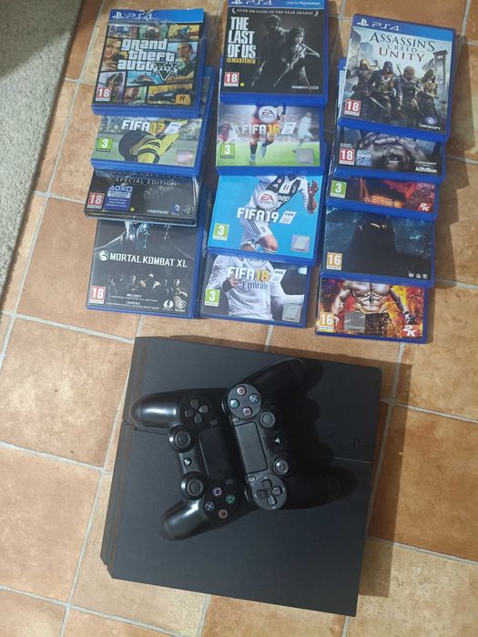 Vând PlayStation 4 în stare foarte bună, Plus 14 jocuri incluse