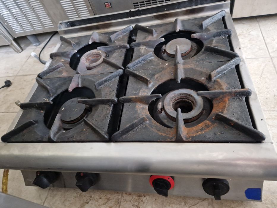 Aragaz 4-6 ochiuri cu suport,  la 380v, sau pe gaz