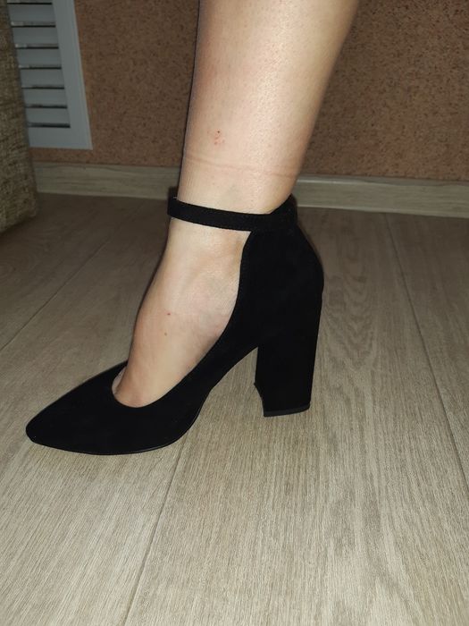 Продам новые замшевые туфельки