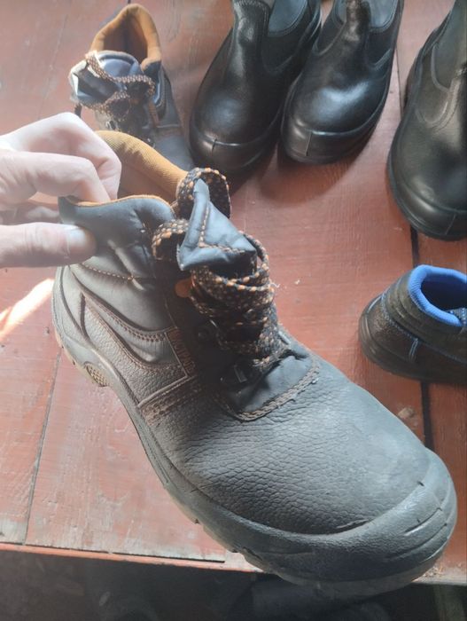 Ишга кийиш учун хар хил турдаги сапог ва ботинкалар