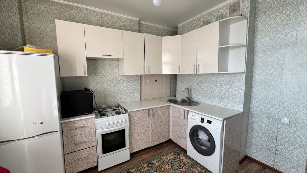 Кухонный шкаф , стол и 6 стулья , стол для гостей