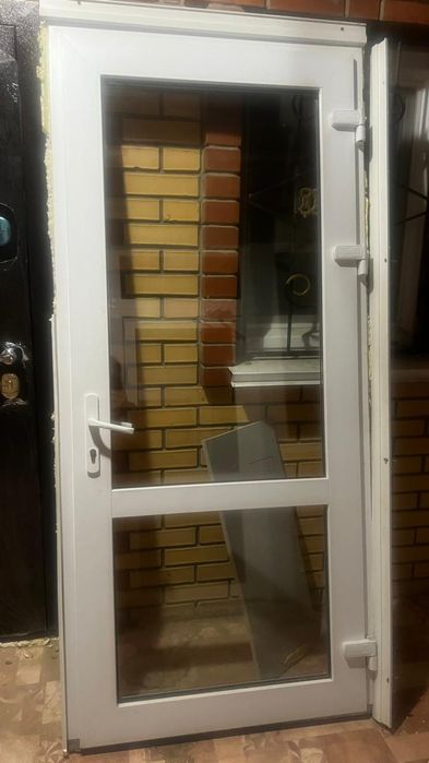 Продам пластиковые двери