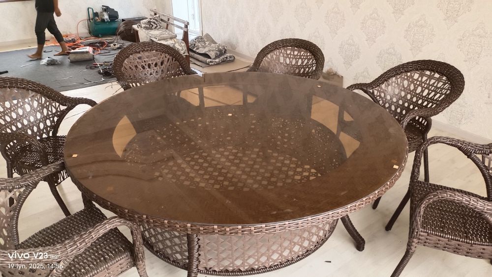 Stol stul osma kachelalar va krovatlar