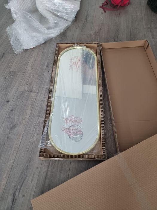 Oglinda aurie de perete, baie, living, dormitor.