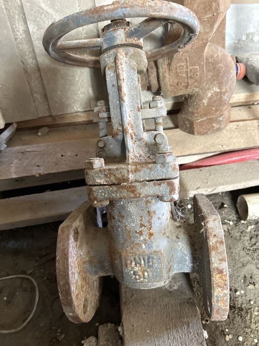 Задвижки  новые 50