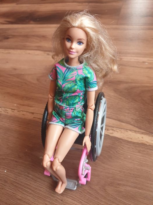 Papusa Barbie în scaun cu rotile