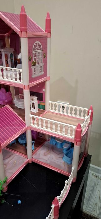 Розова къща за кукли