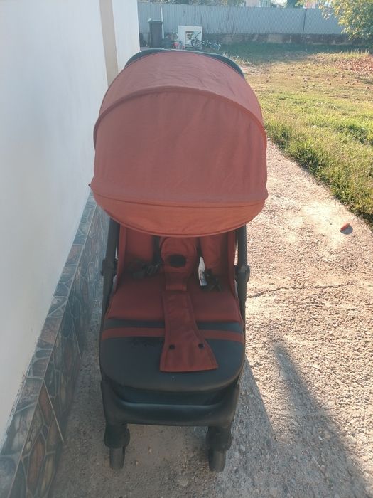 Vand carucior de copii aproape nou