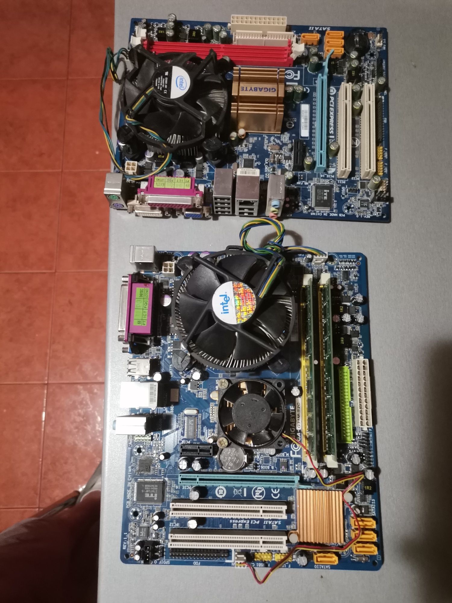 Placa de baza cu procesor