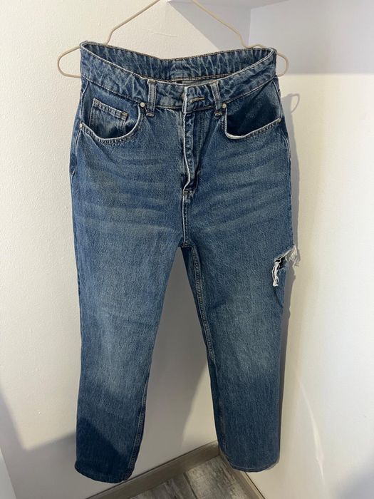 Blugi albastri cu taietura pe picior