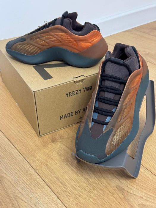 Adidas YEZZY 700 V3 marimea 39 1/3