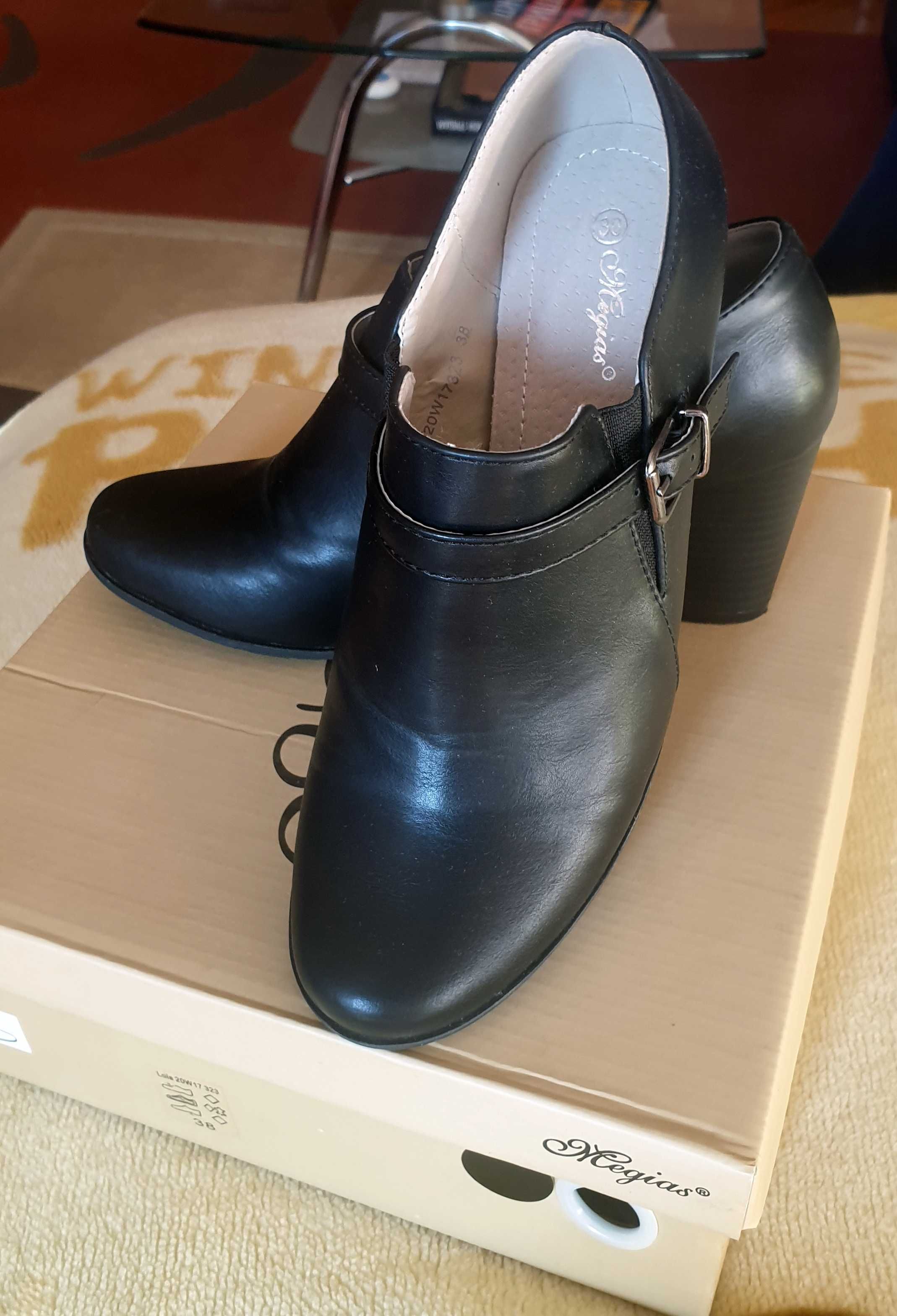 Нови дамаски обувки Megias