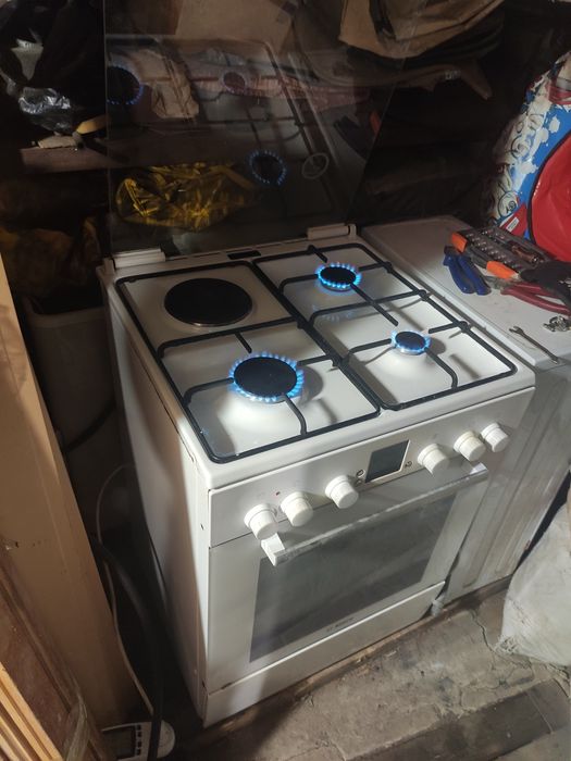 Продам электро газовую печь Bosch.