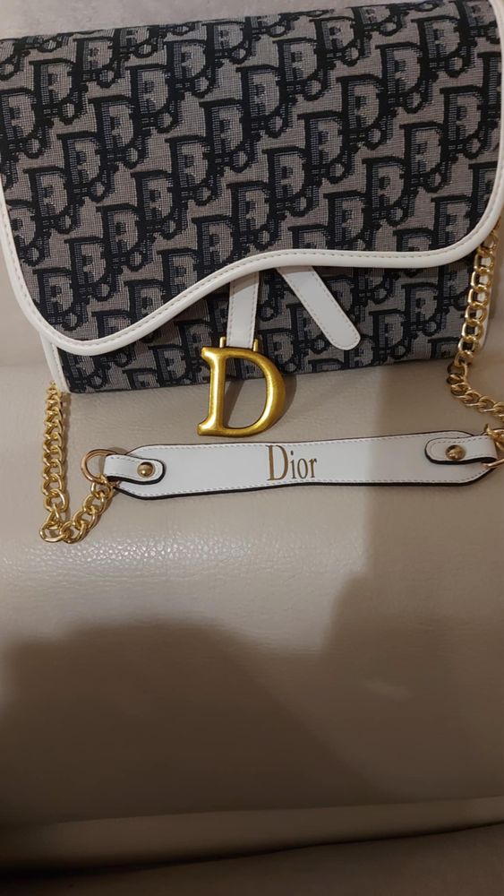 Чанта Dior.