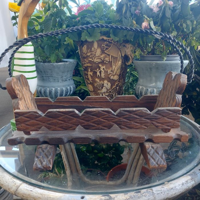 Дърво и ковано желязо за растения или списания