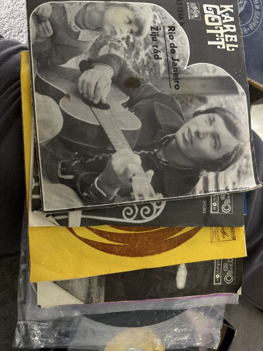 49 броя малки грамофонни плочи