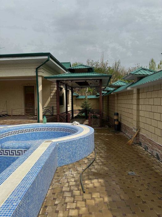 Дом дача у реки с бассейном