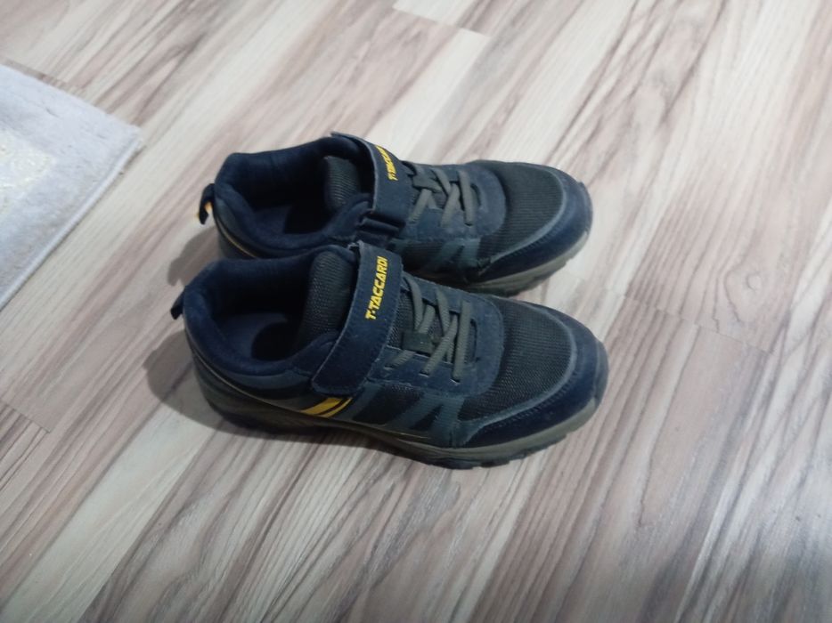 Продаются детские крассовки почти новые 36 размер