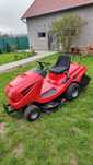 Tractoras tuns iarba gazon