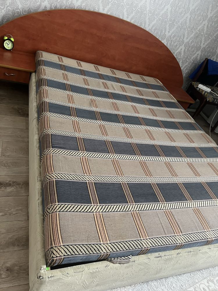 Продам двухспальную кровать
