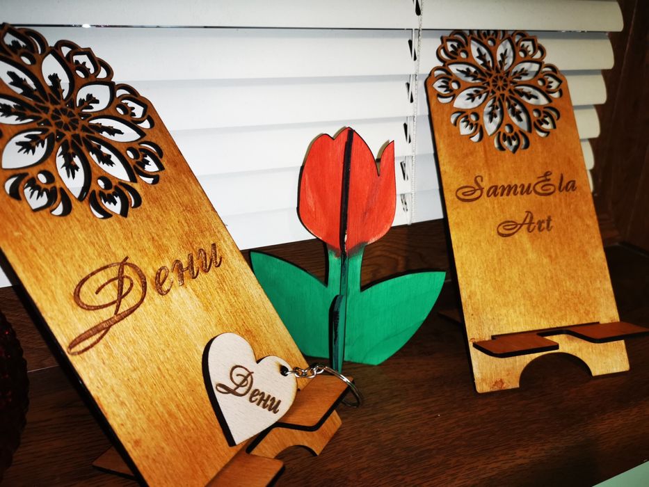 Поставка за телефон с гравиране на име и текст по ваш избор