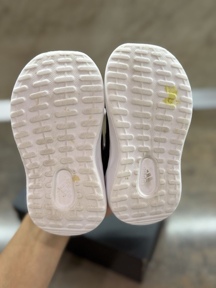 Бебешки маратонки Adidas номер 20