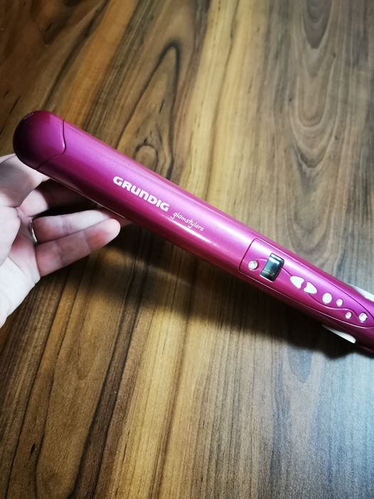 Placa de îndreptat parul GRUNDIG