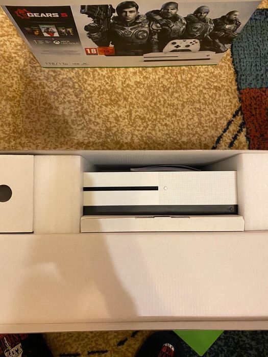 Xbox One S 1 TB full box , 1 controller ,