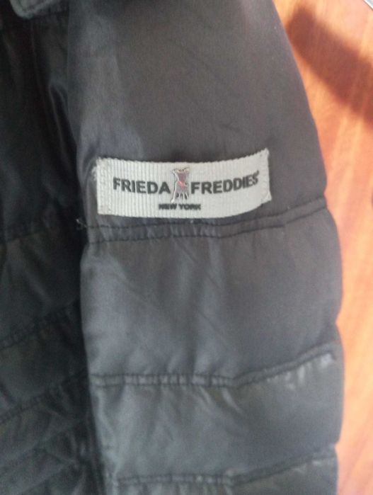 Vând geaca neagra de toamna