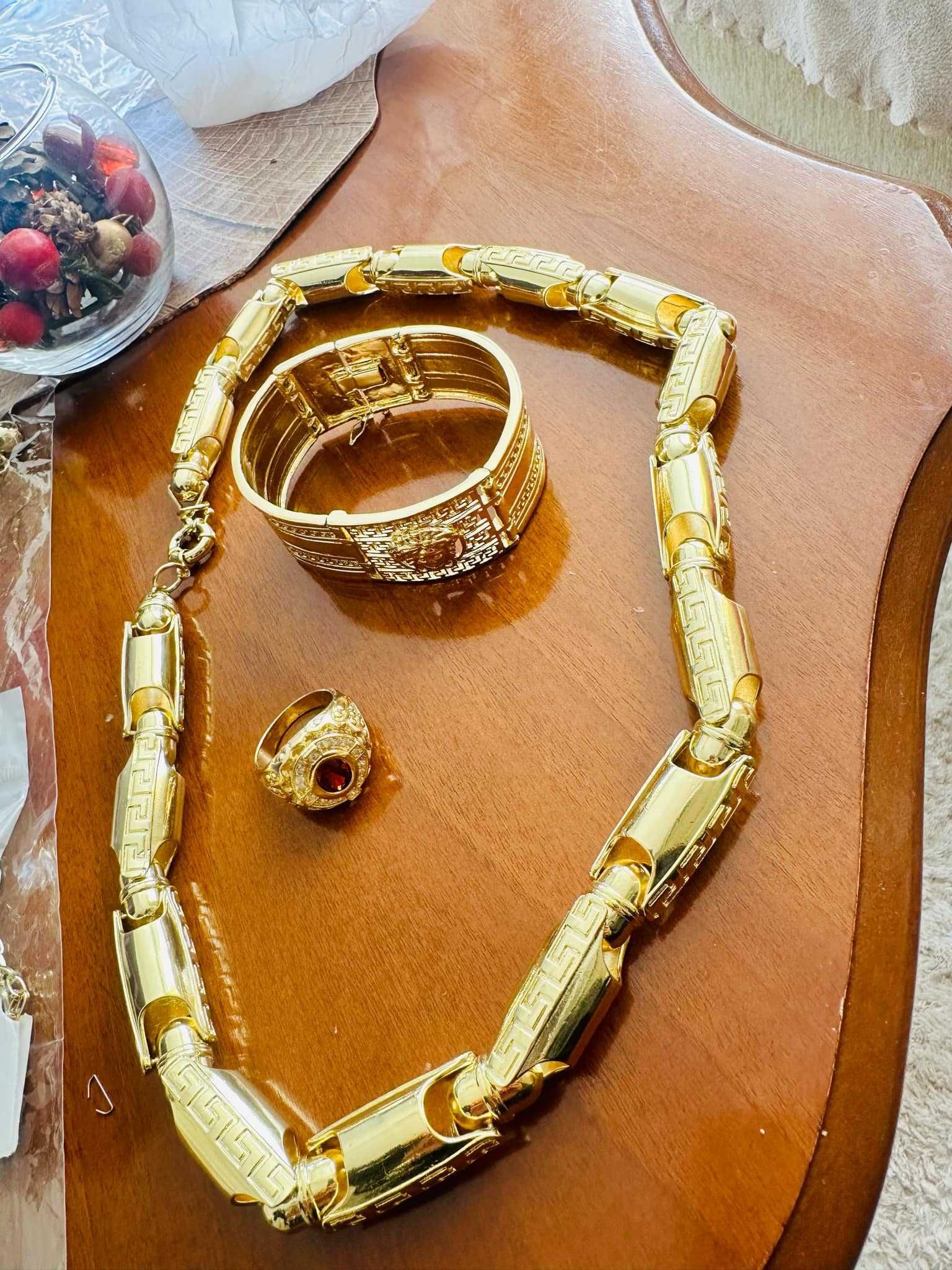 Различни позлатени накити
