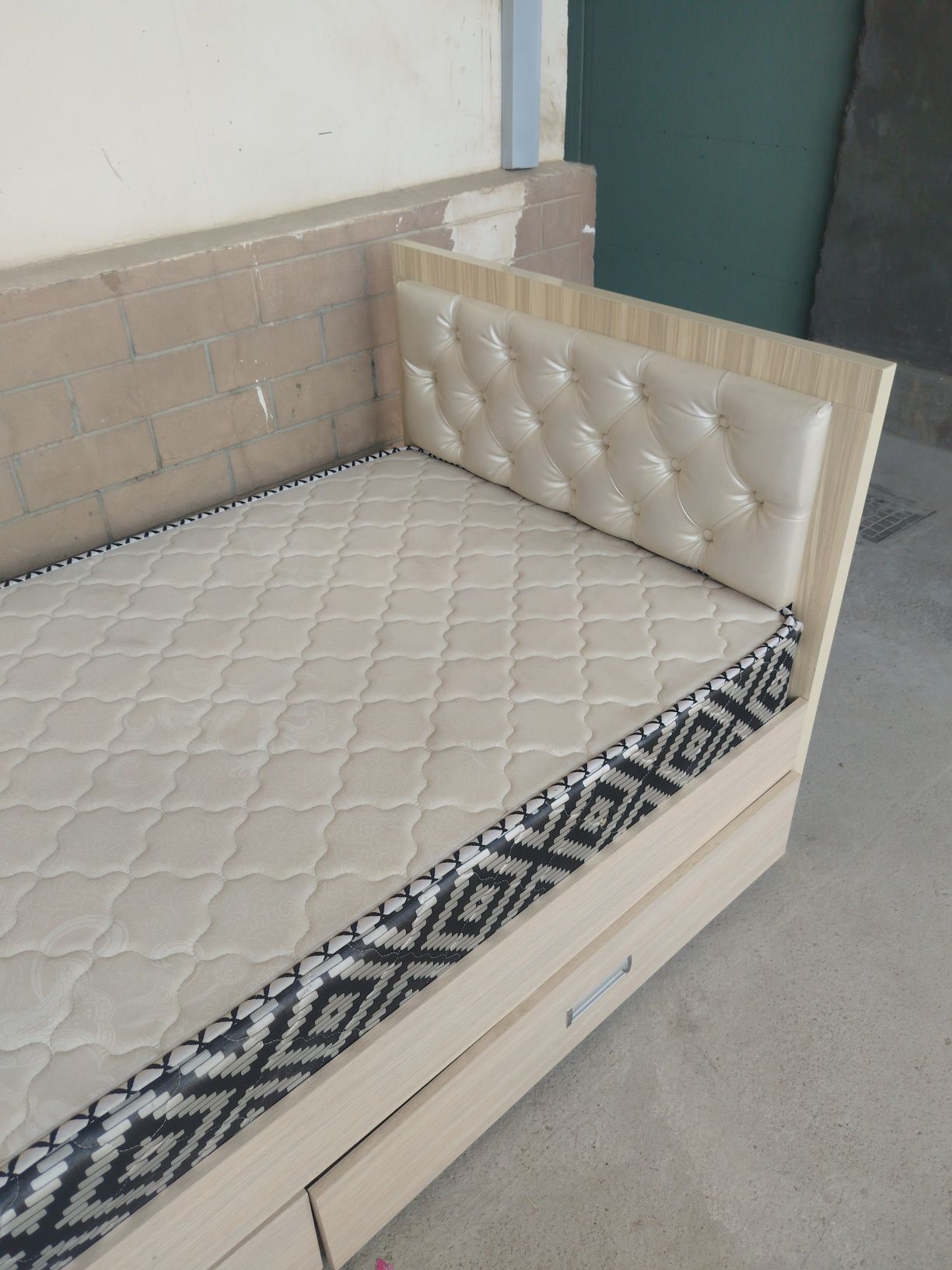 Yotoq laminat matras bilan