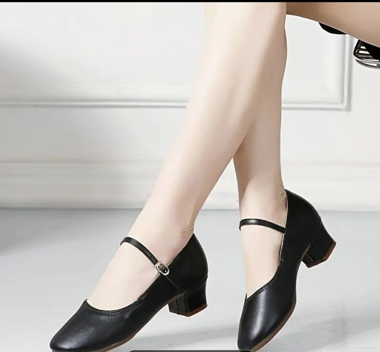 Обувки с леко токче